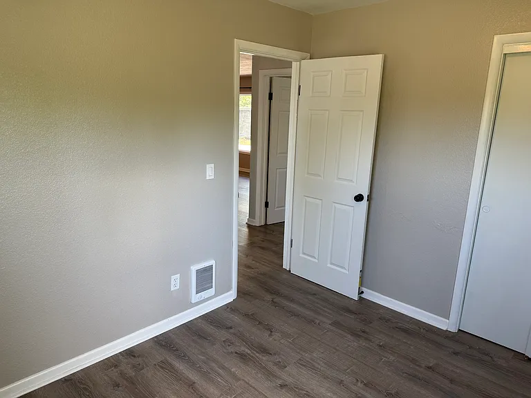 406 Hillview Dr — Photo 17