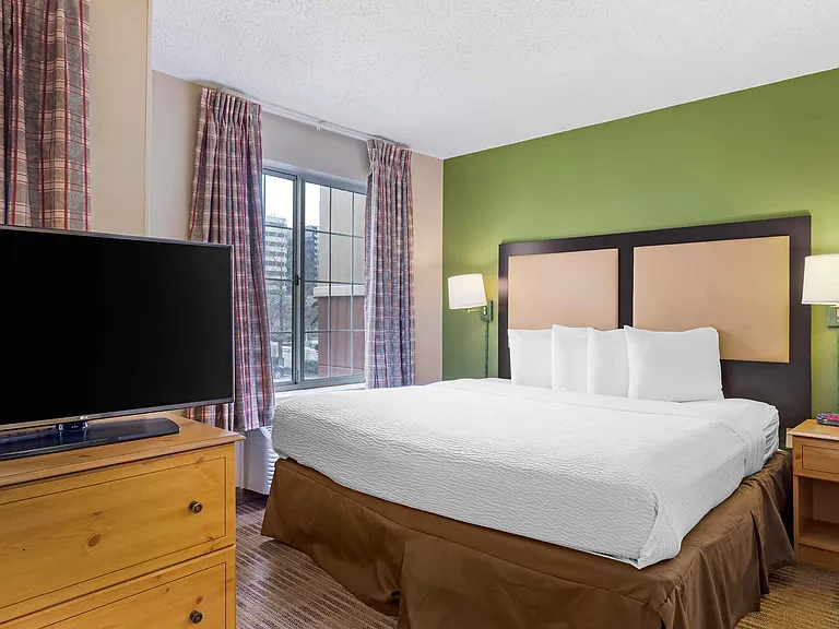 Deluxe Studio - 1 King Bed