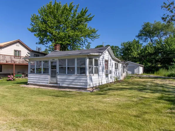 2109 Canal Shore Dr SW, Le Claire, IA 52753