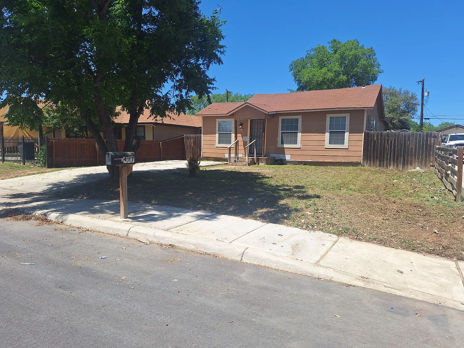 417 Esma St — Photo 1