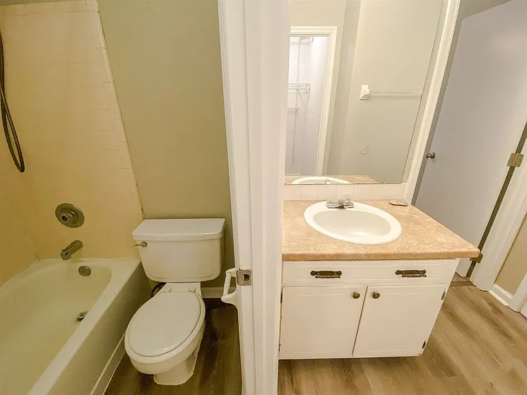 1104 Green Tree Ct #E — Photo 7