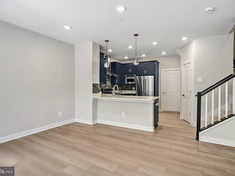 45181 Drowes Ter — Photo 7