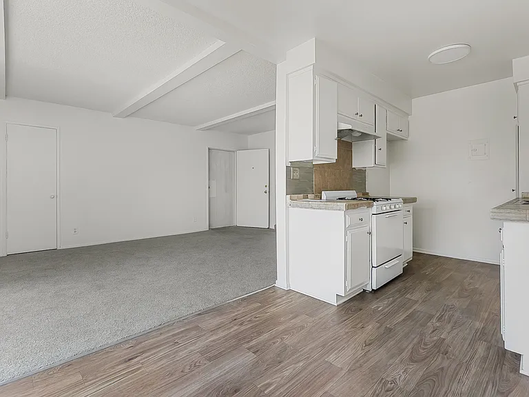 Inglewood Palms Apts — Photo 8
