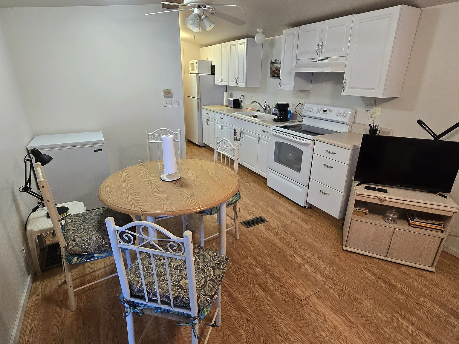 3 bed, 850 sqft, $1,300 — Photo 2