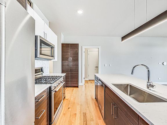 3rd image of 1641 W Grand Ave #304