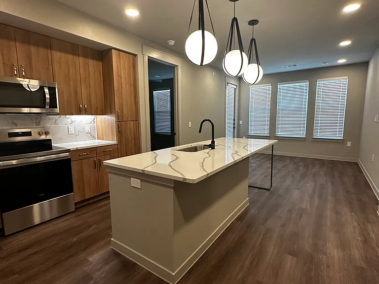 FM 1102 — Photo 1