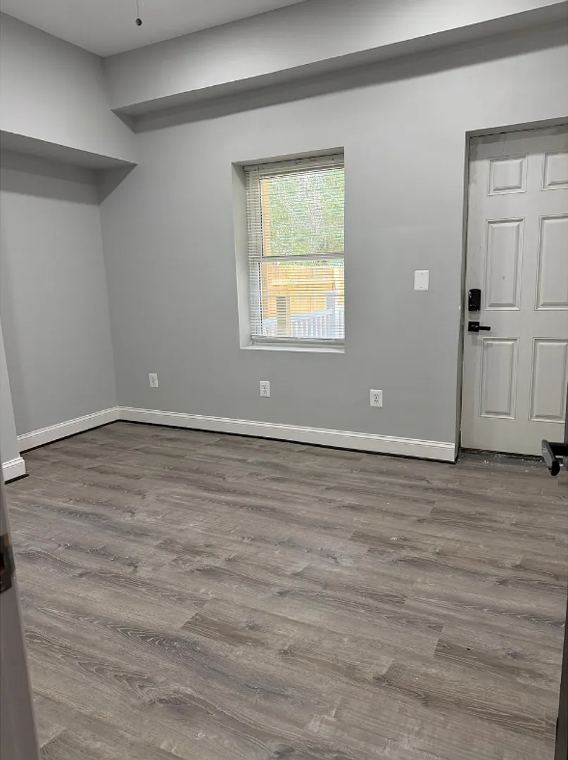 2936 W Mosher Street $900 Available (Private Bath) — Photo 3