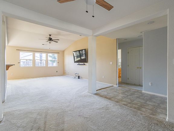 4th image of 4019 E Hillcrest Ave