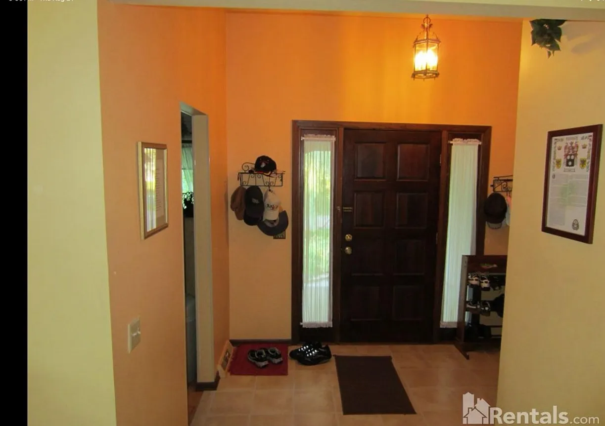 4 bed, 2600 sqft, $2,995 — Photo 2