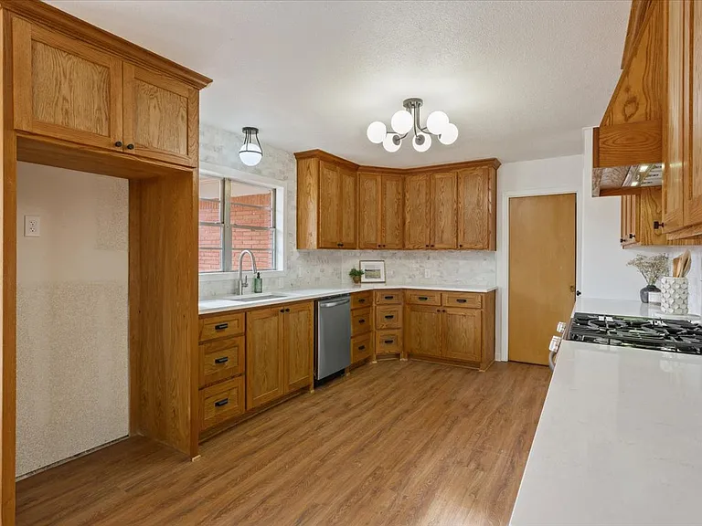 2305 N 15th St — Photo 15