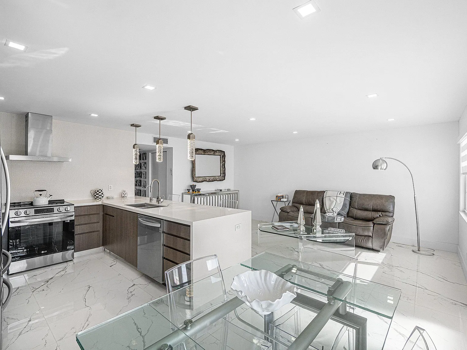 2 bed, 2.0 bath, 896 sqft, $3,000 — Photo 3
