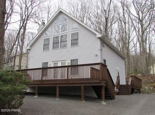 121 Canterbrook Dr, Lords Valley, PA 18428