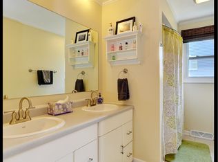 30W125 Argyll Ln, Naperville, IL 60563