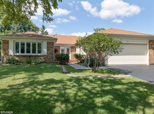 560 Applegate Ln, Lake Zurich, IL 60047