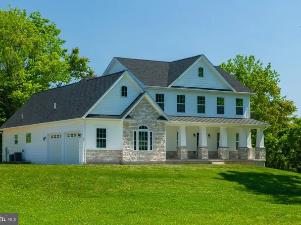 63 E Richwood Hall Ct, Charles Town, WV 25414
