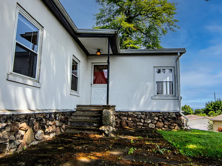 18 Thamsen Dr — Photo 2