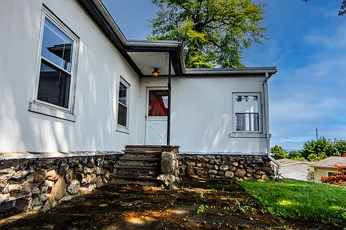 18 Thamsen Dr Photo 1