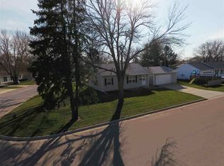 511 Greenbrier Rd, Waterloo, IA 50703