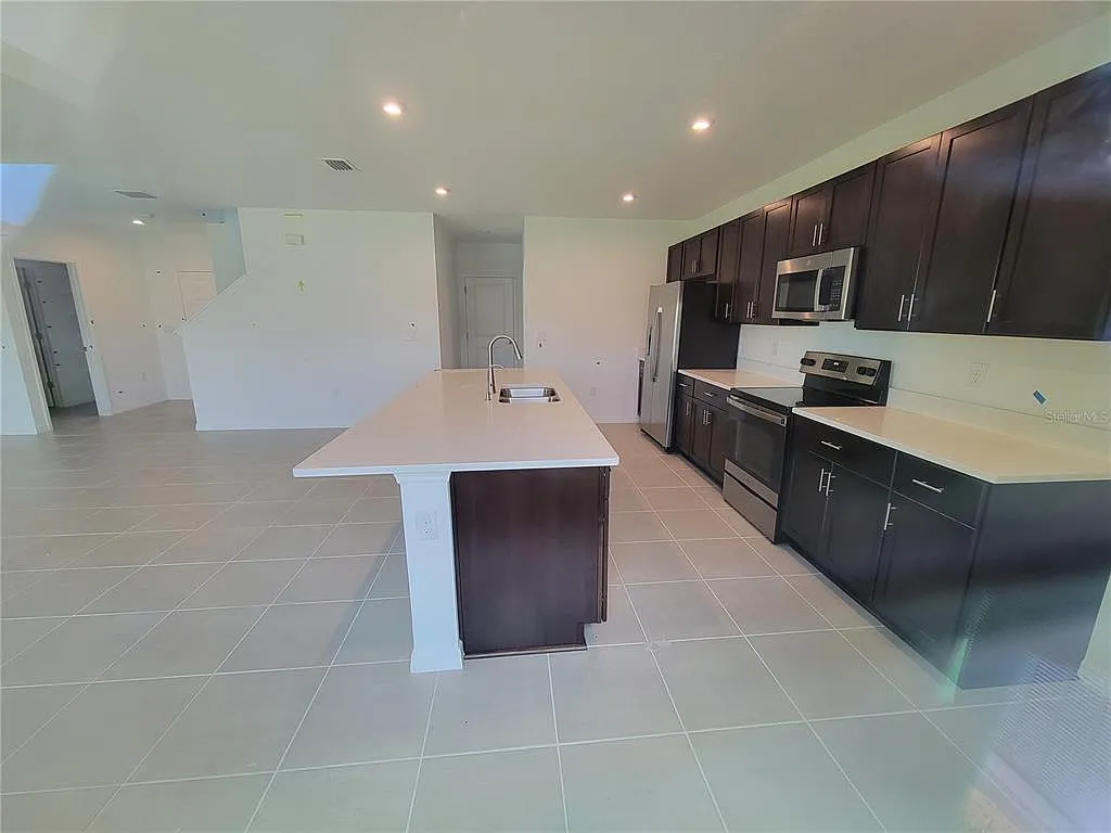 5 bed, 3.0 bath, 2303 sqft, $2,575 — Photo 2