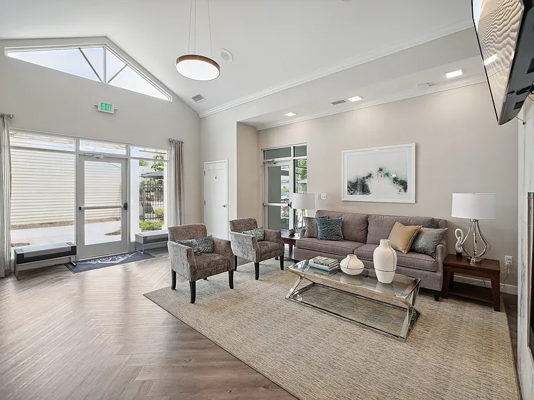 Satyr Hill Apartments — Photo 23