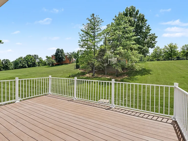 102 Lexington Ln — Photo 27