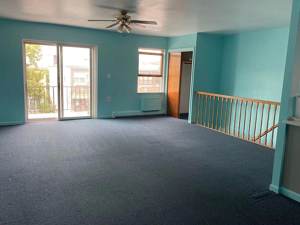 Huge living room with balcony and closet.