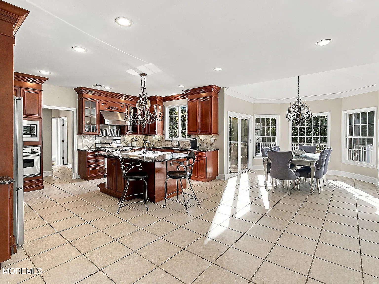 5 bed, 3.5 bath, 4035 sqft, $7,300 — Photo 2