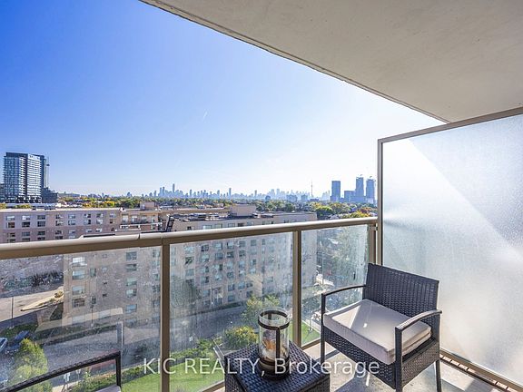 4th image of 812 Lansdowne Ave #901