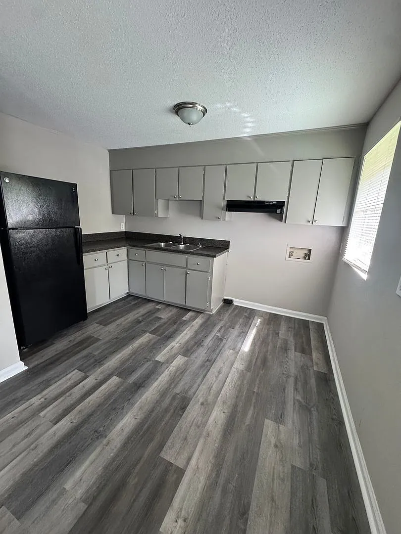 N Briggs Ave 105 — Photo 4