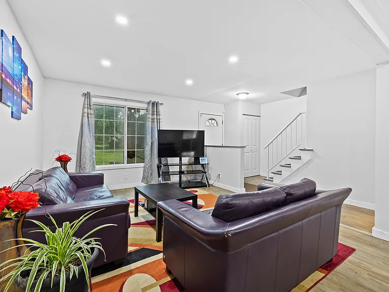422 Gainsborough Ct #422 — Photo 5