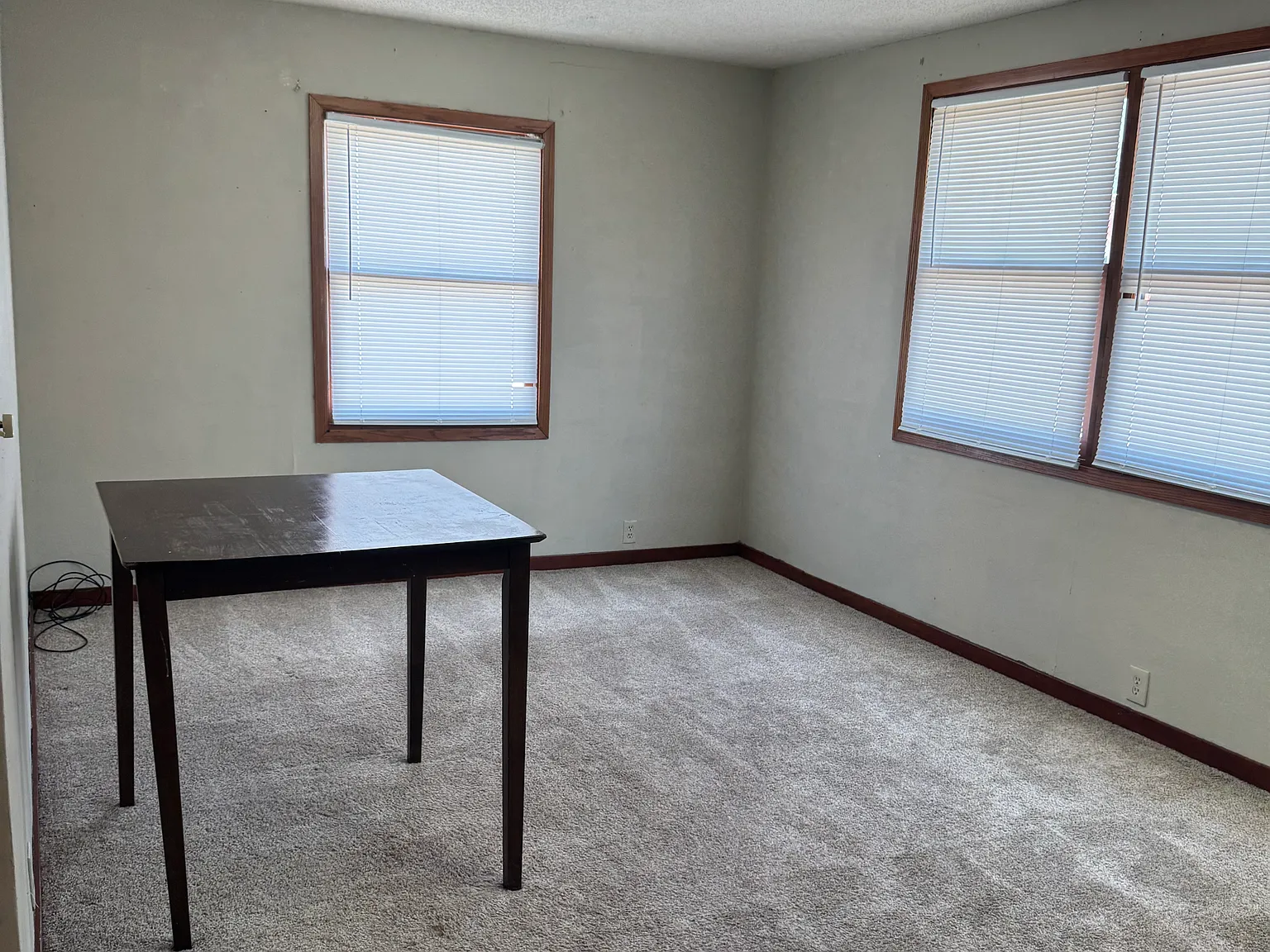 3 bed, 1000 sqft, $1,100 — Photo 2