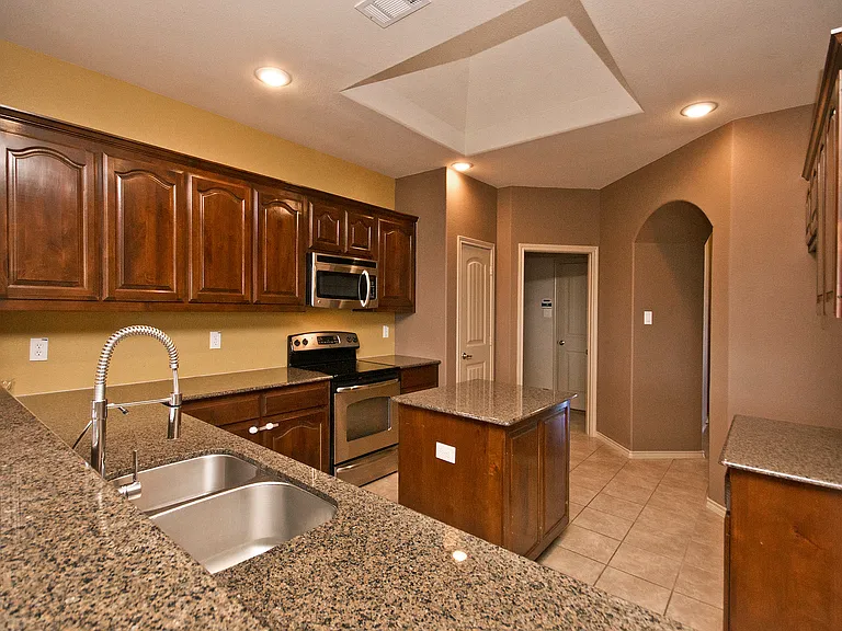 3205 Buckthorn Ln — Photo 3