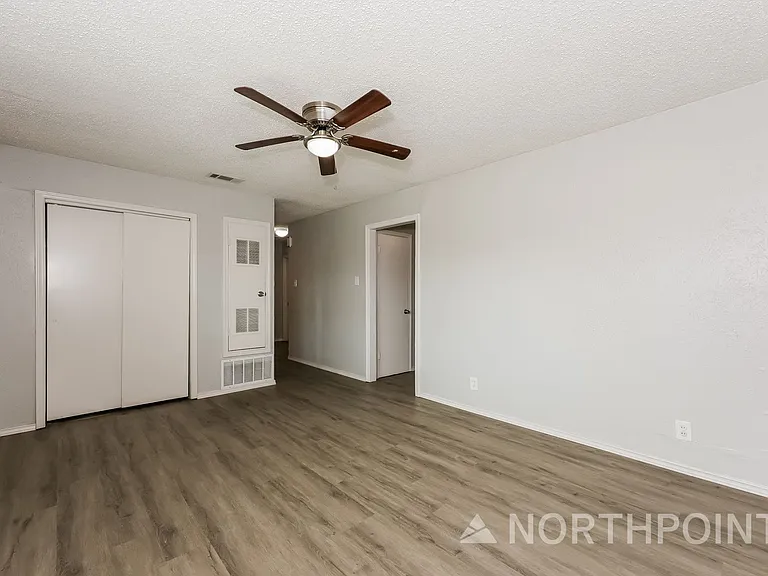 1238 Narcissus Ln — Photo 4