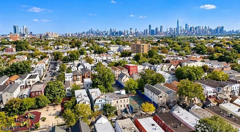 2 bed, 1.0 bath, $2,100 — Photo 2