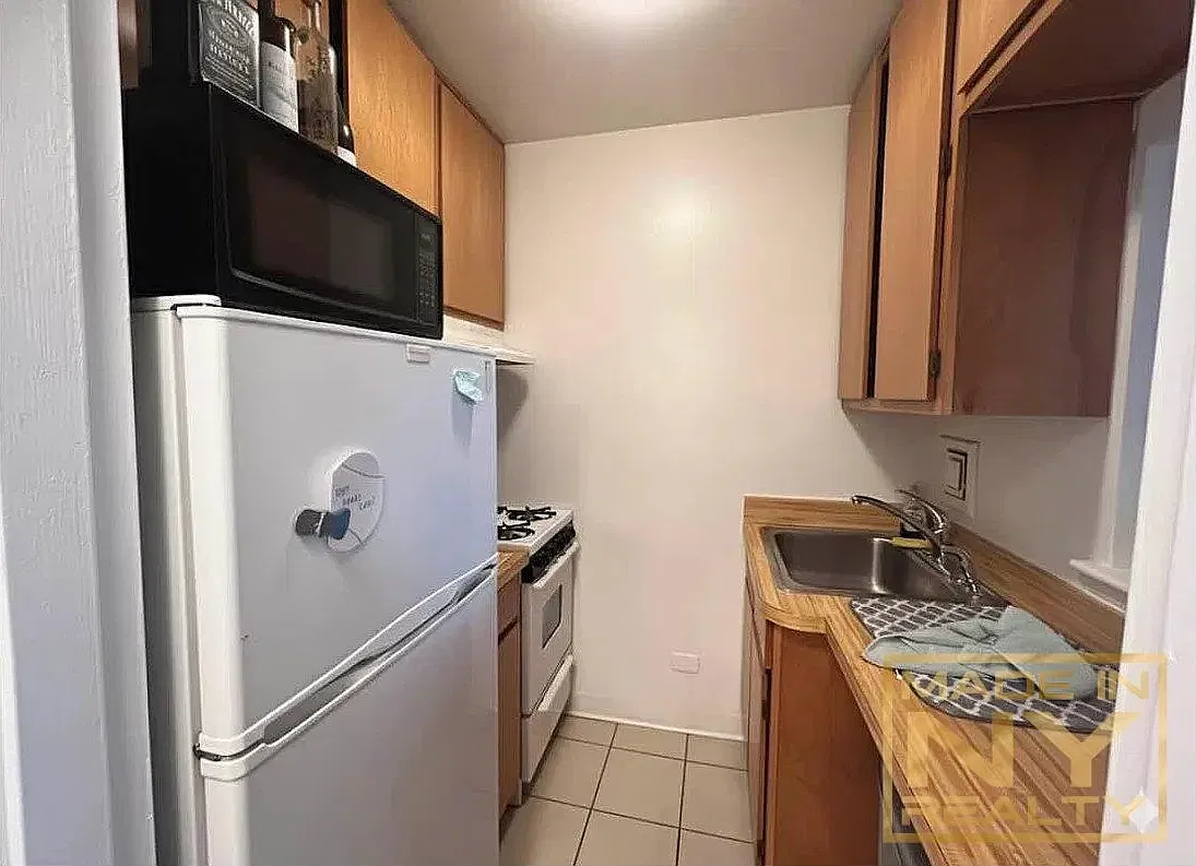 320 West 30th Street — Photo 3