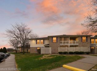 61031 Greenwood Dr, South Lyon, MI 48178