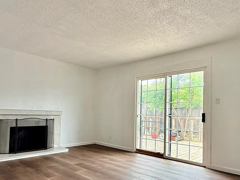 15 Lena Dr — Photo 7