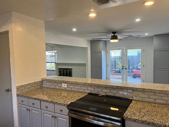 Large breakfast bar- great entertaining space