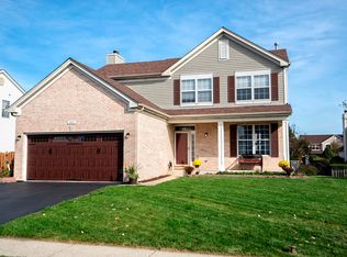 355 Tanager Ln, Lindenhurst, IL 60046