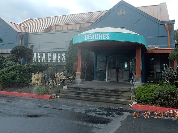 Many Eateries and Shops in Walking Distance