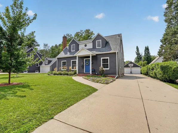 158 Woodstock Rd, Waterloo, IA 50701