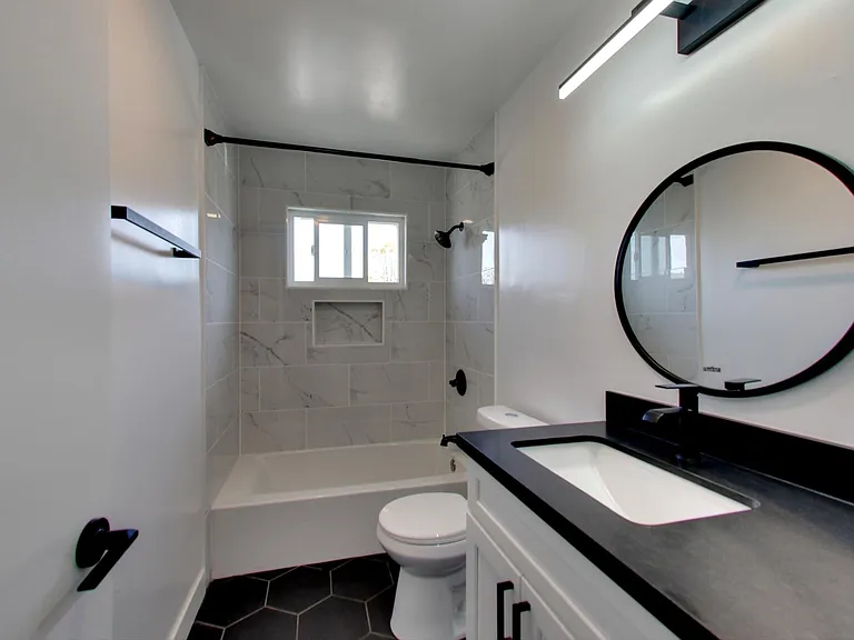 ROYALE APARTMENTS — Photo 13