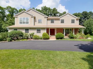4 Apple Tree Ct, Livingston, NJ 07039