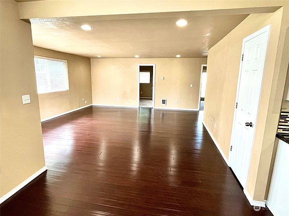5th image of 2962 38th Avenue NE