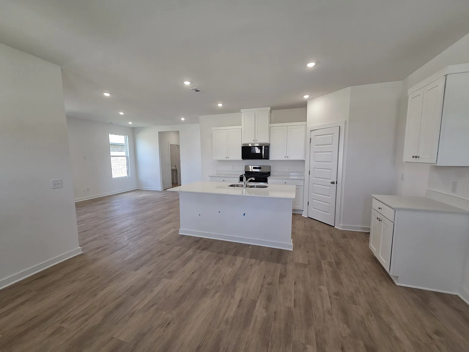 4 bed, 3.5 bath, 2068 sqft, $2,500 — Photo 4