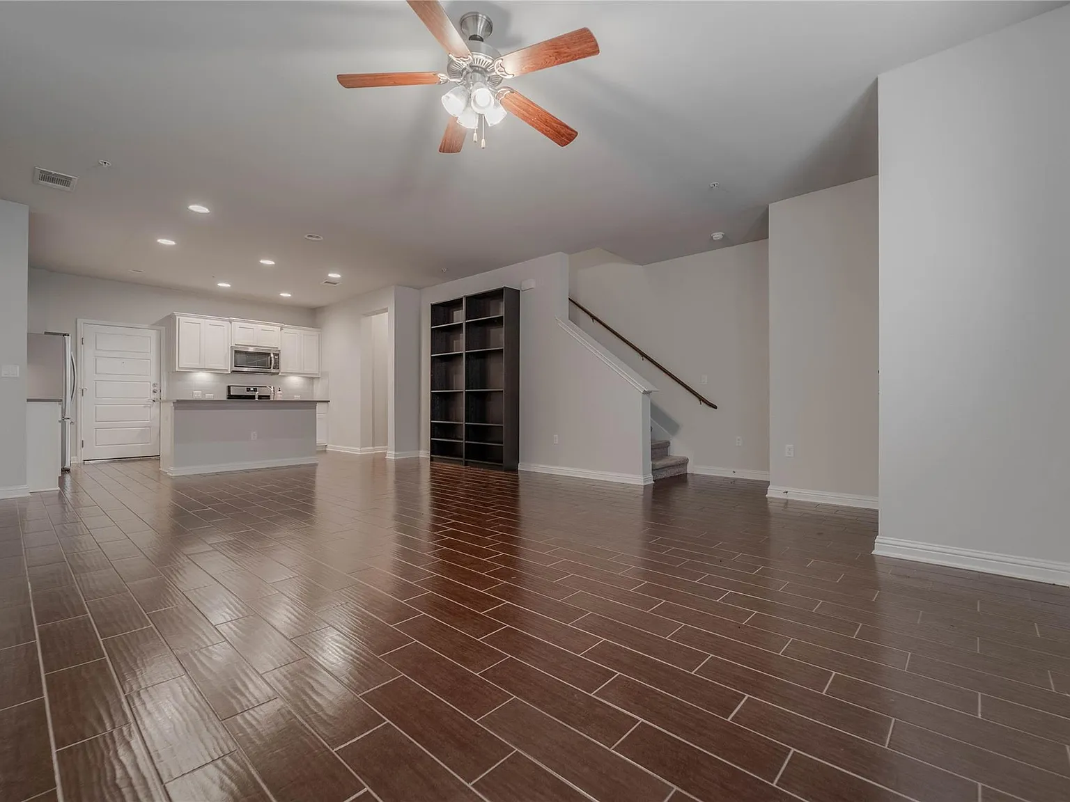 3 bed, 2.5 bath, 1779 sqft, $2,100 — Photo 3