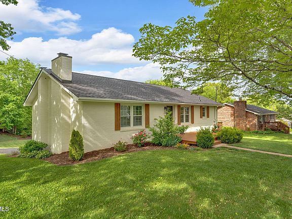3rd image of 3216 Buckingham Dr