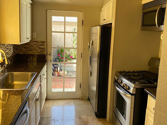 Kitchen, view of courtyard