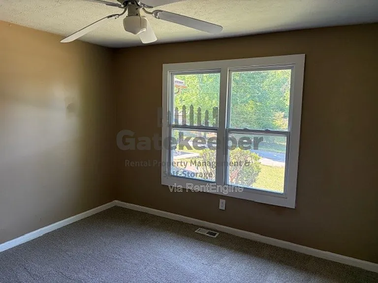 125 Elberta Dr — Photo 7