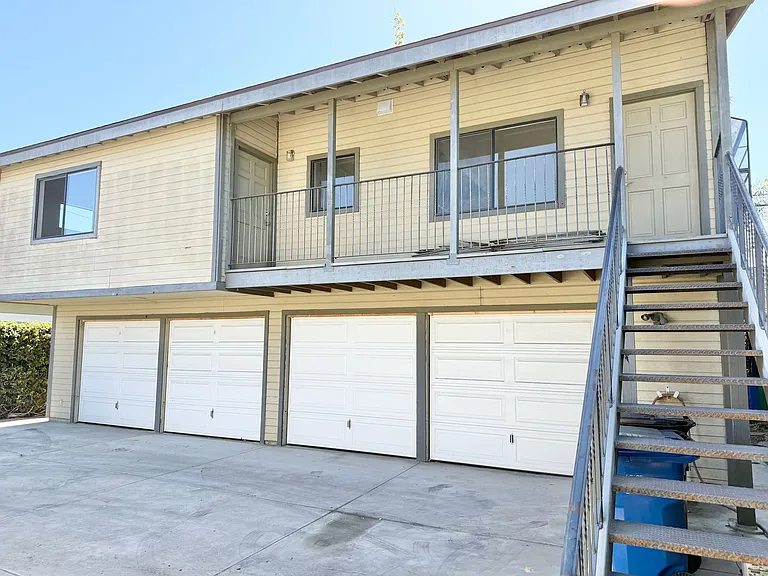 385 Loma — Photo 17